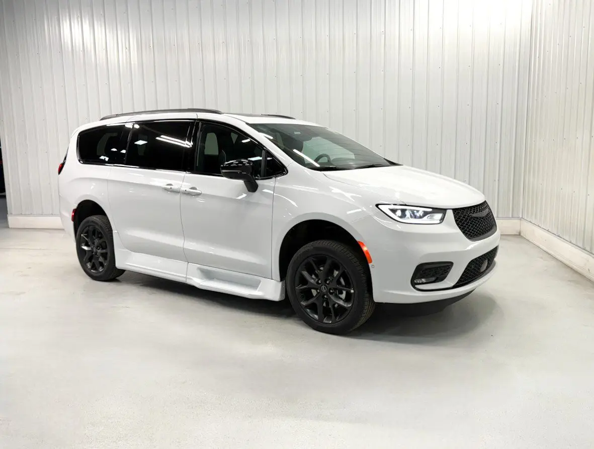2026 Chrysler Pacifica Limited photo 4