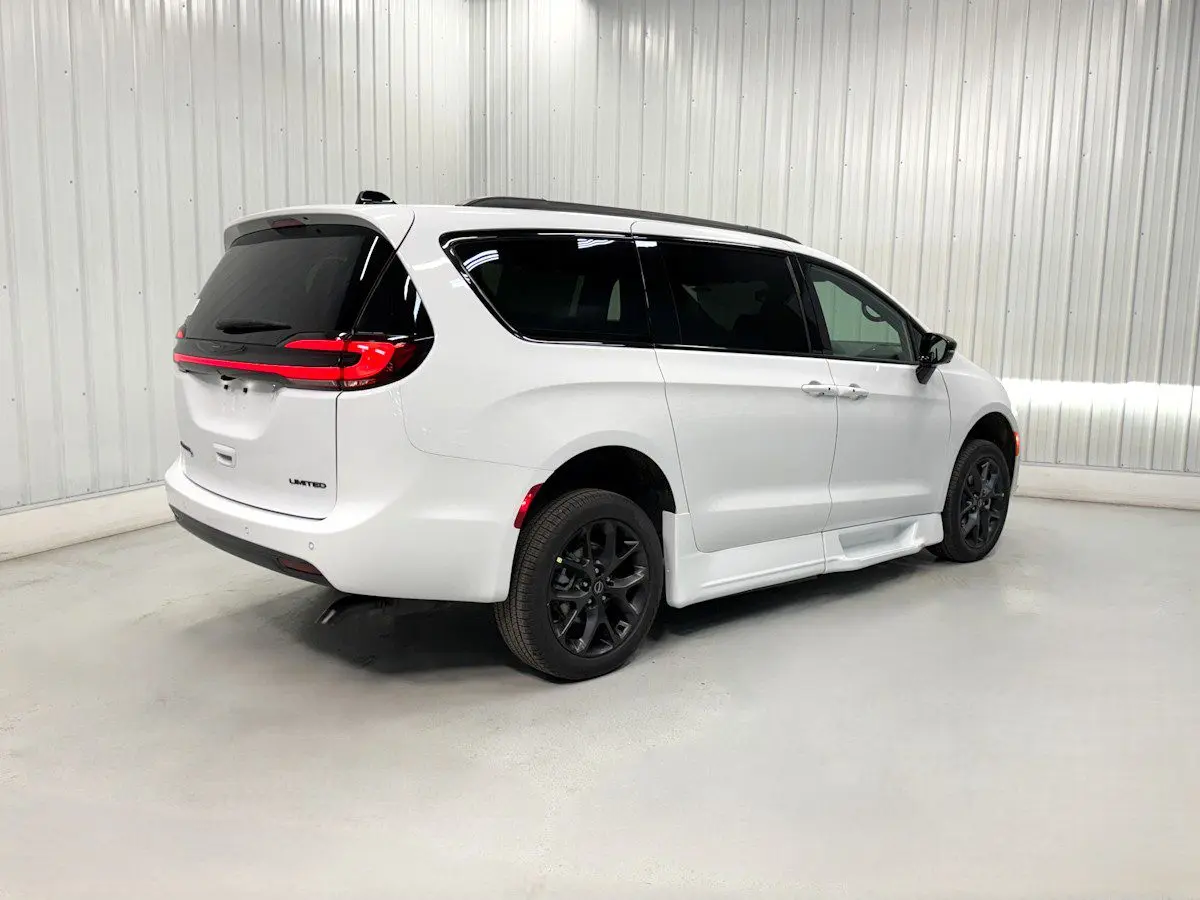 2026 Chrysler Pacifica Limited photo 5