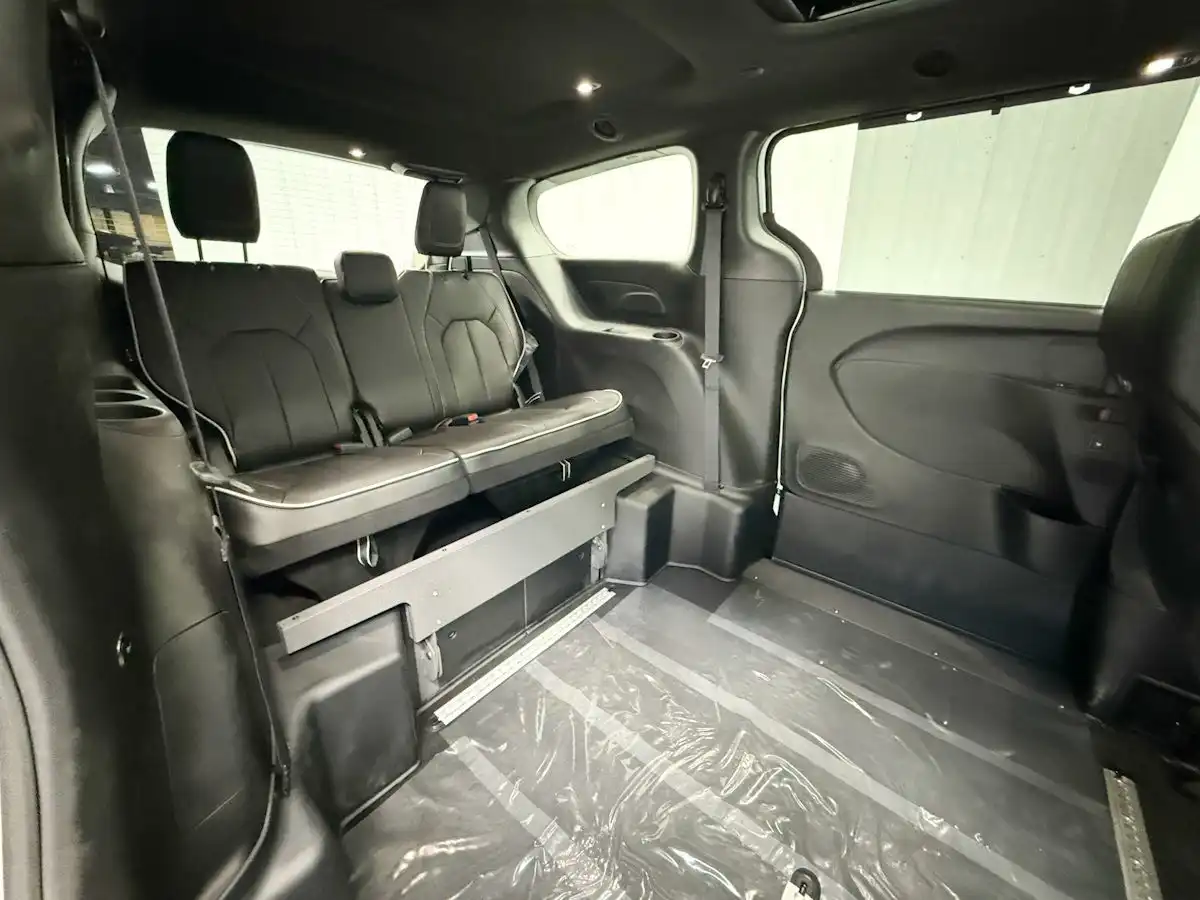 2026 Chrysler Pacifica Limited's photo