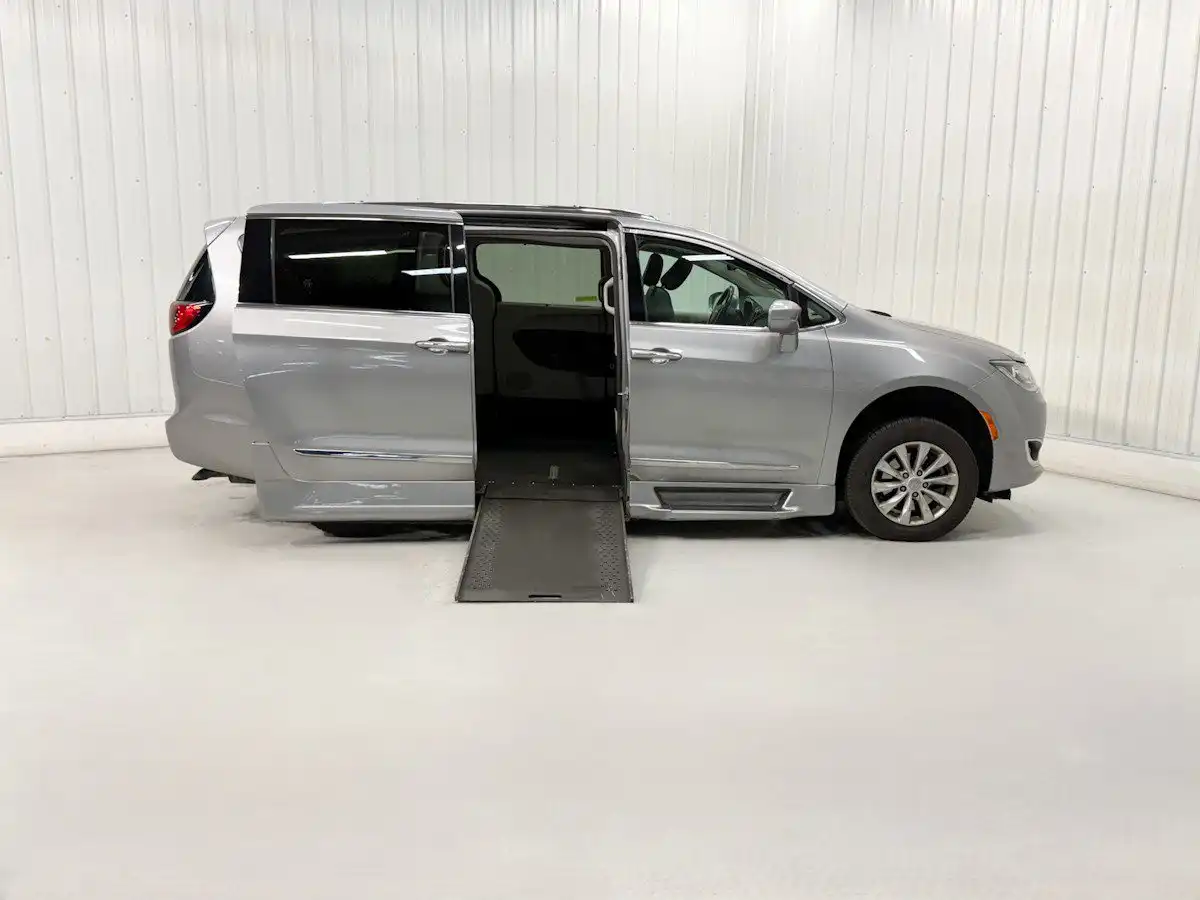 2018 Chrysler Pacifica Touring L's photo