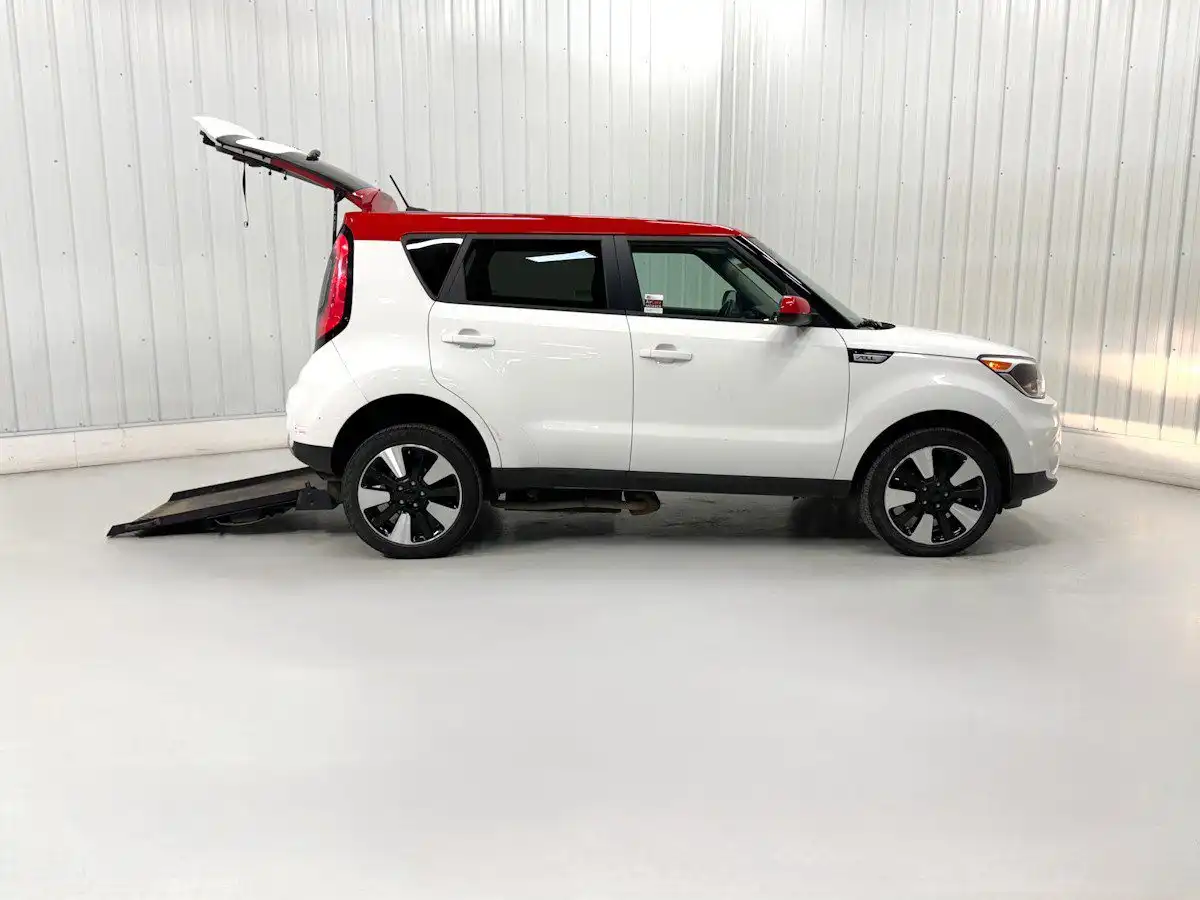 2017 Kia Soul 2.0L + 6 A/T's photo