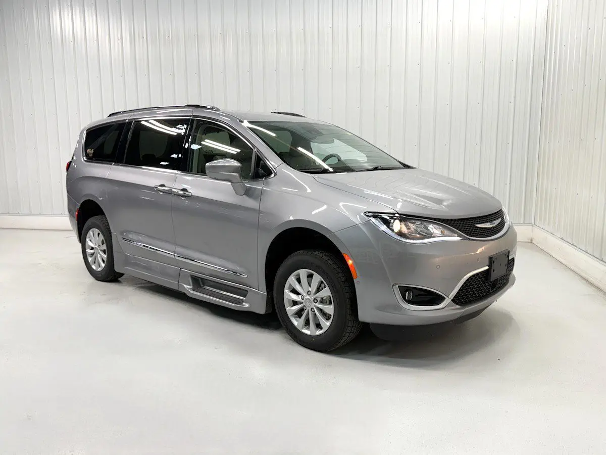 2018 Chrysler Pacifica Touring L photo 3
