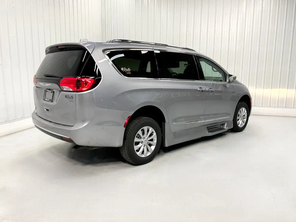 2018 Chrysler Pacifica Touring L photo 4