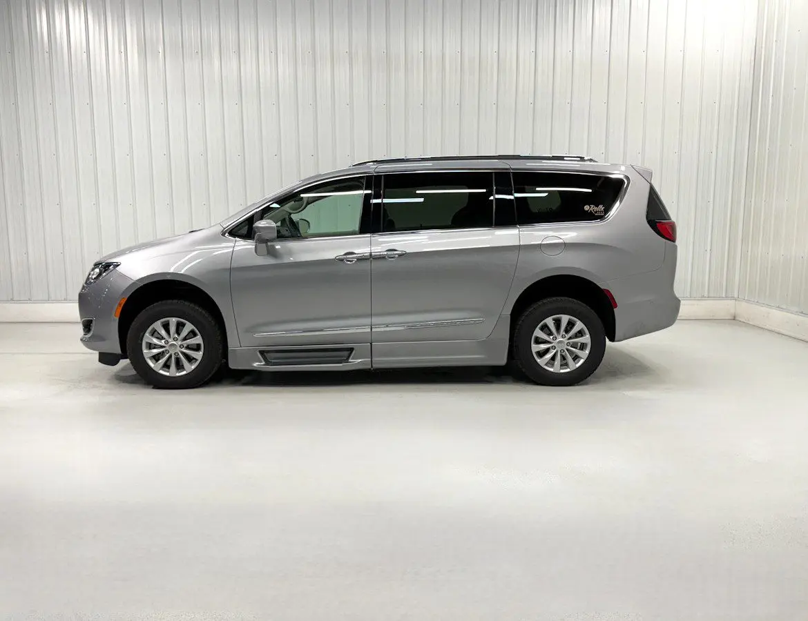 2018 Chrysler Pacifica Touring L photo 5