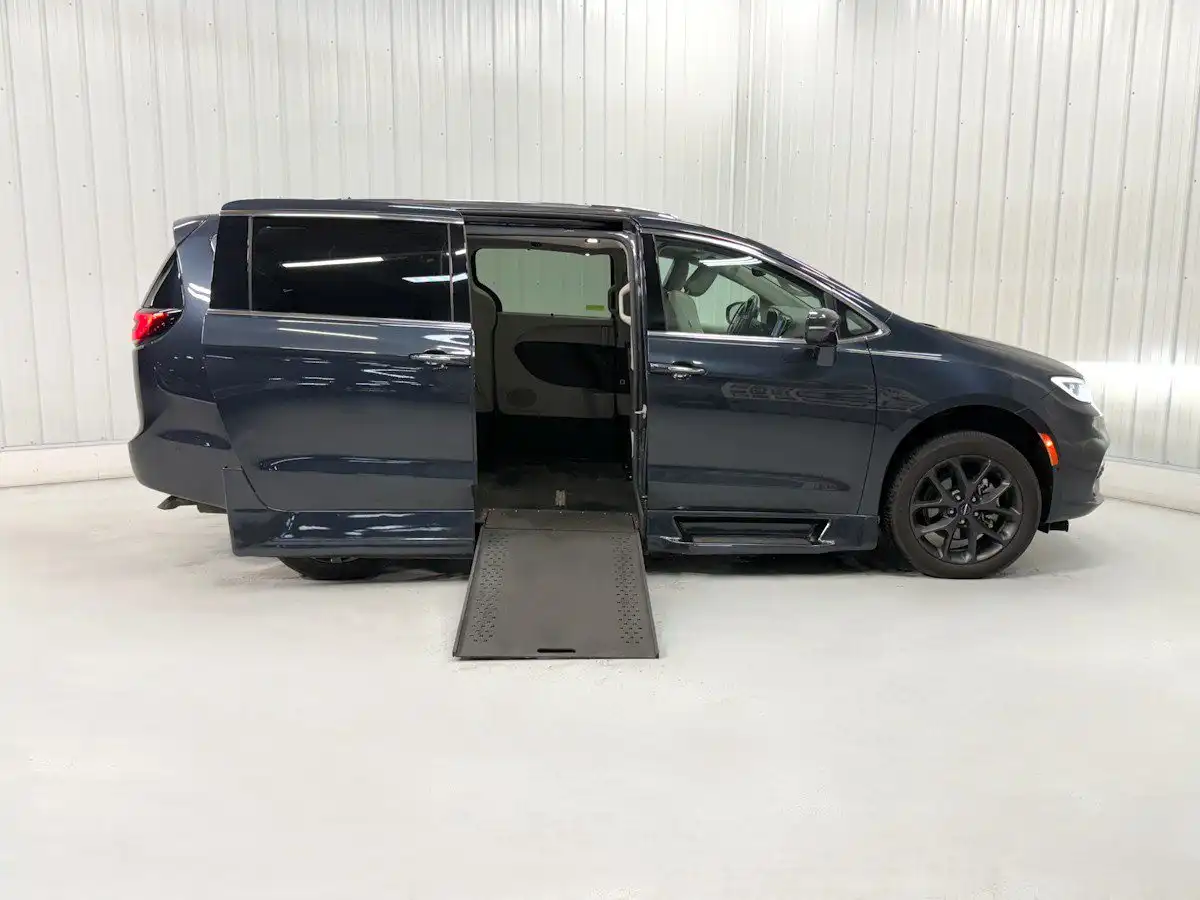 2021 Chrysler Pacifica Touring L's photo