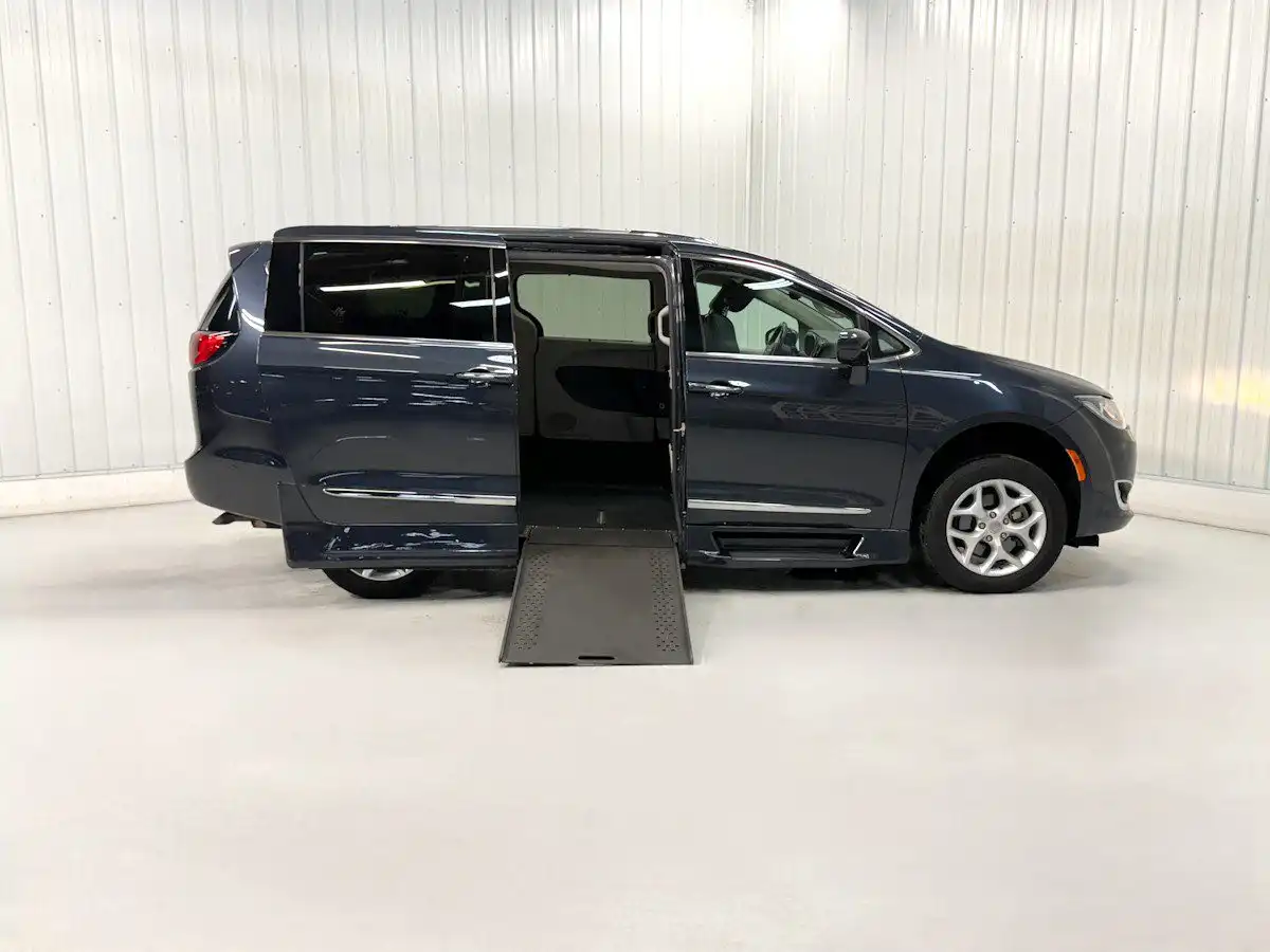 2020 Chrysler Pacifica Touring L Plus's photo
