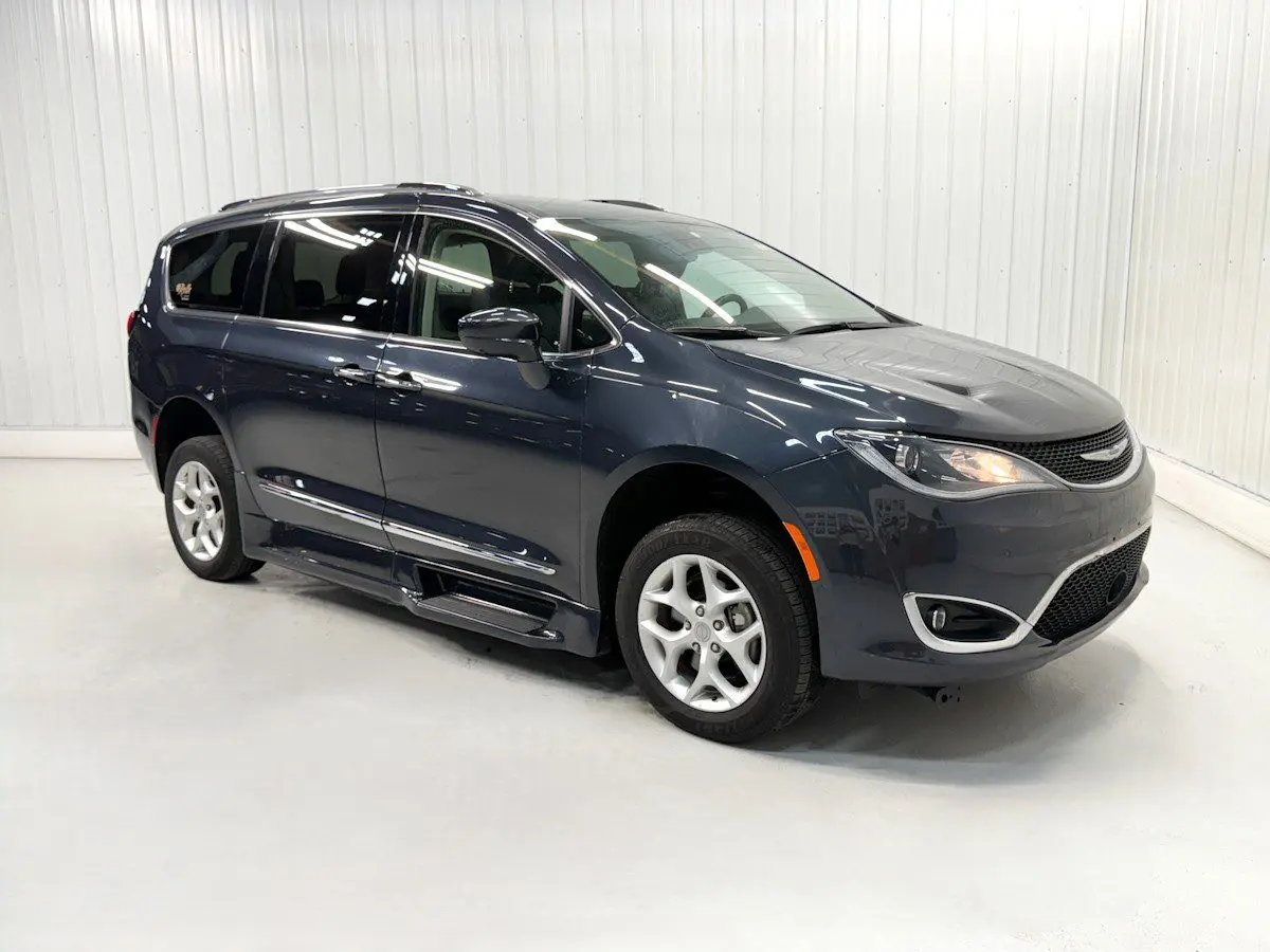 2020 Chrysler Pacifica Touring L Plus photo 3