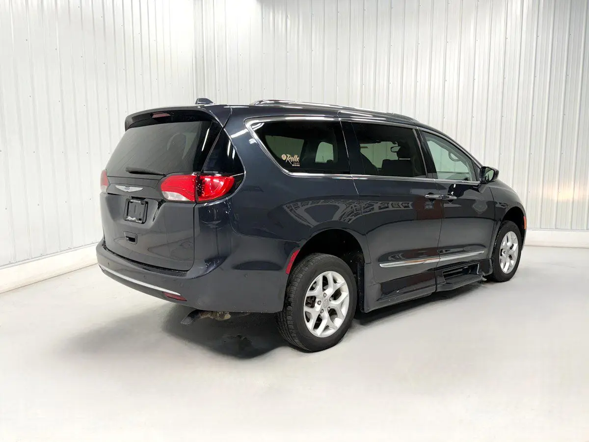 2020 Chrysler Pacifica Touring L Plus photo 4