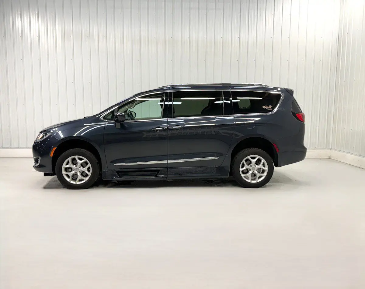 2020 Chrysler Pacifica Touring L Plus photo 5
