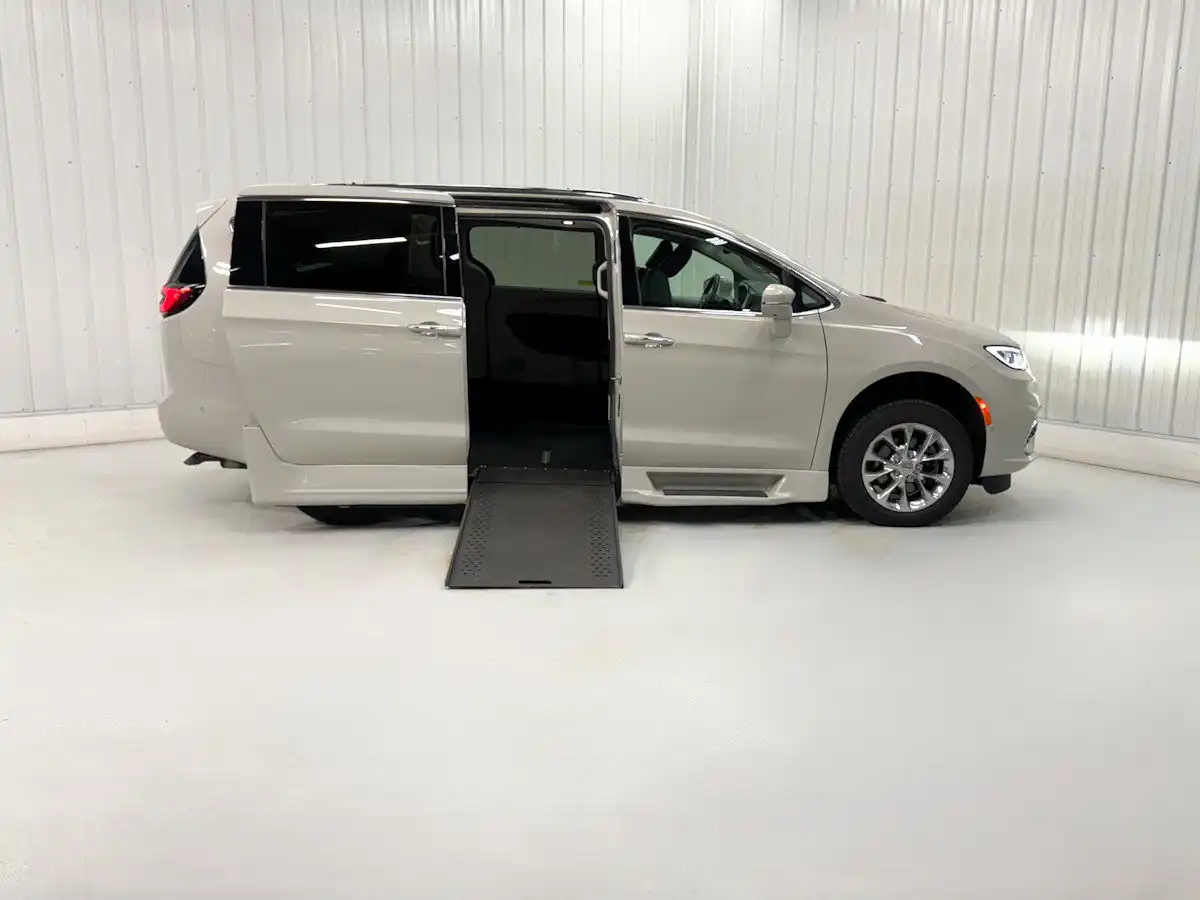 2021 Chrysler Pacifica Touring L's photo