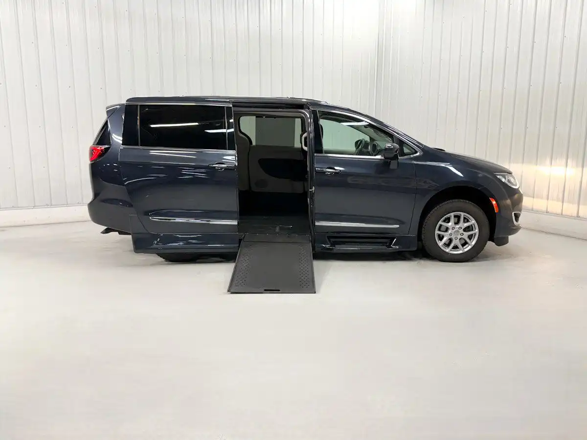 2020 Chrysler Pacifica Touring L's photo