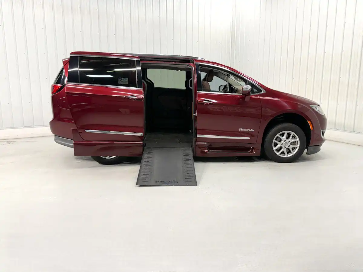 2019 Chrysler Pacifica Limited's photo