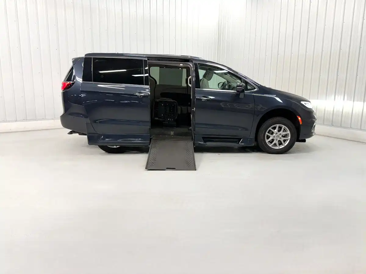 2021 Chrysler Pacifica Touring L's photo