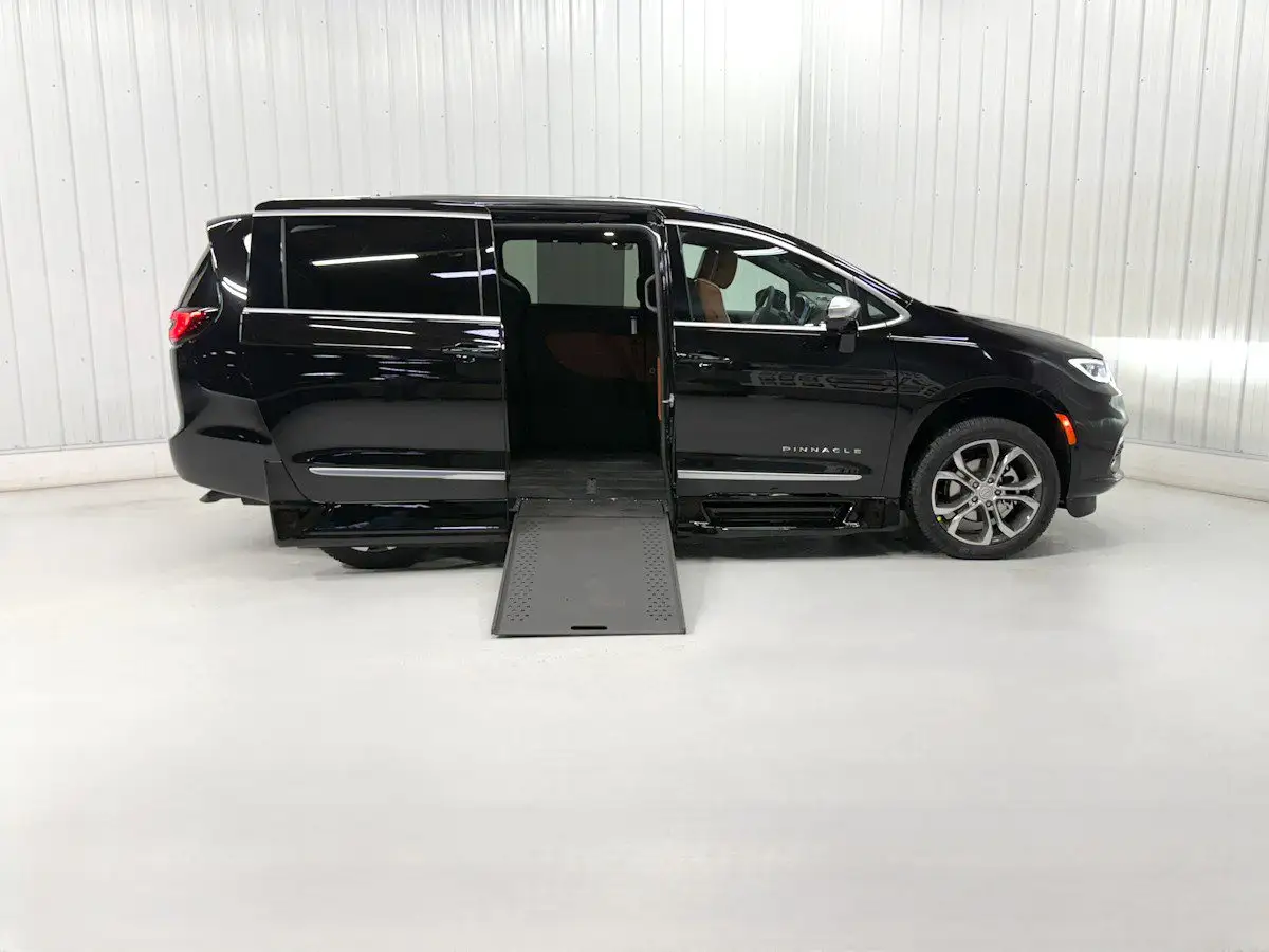 2026 Chrysler Pacifica Pinnacle photo 1