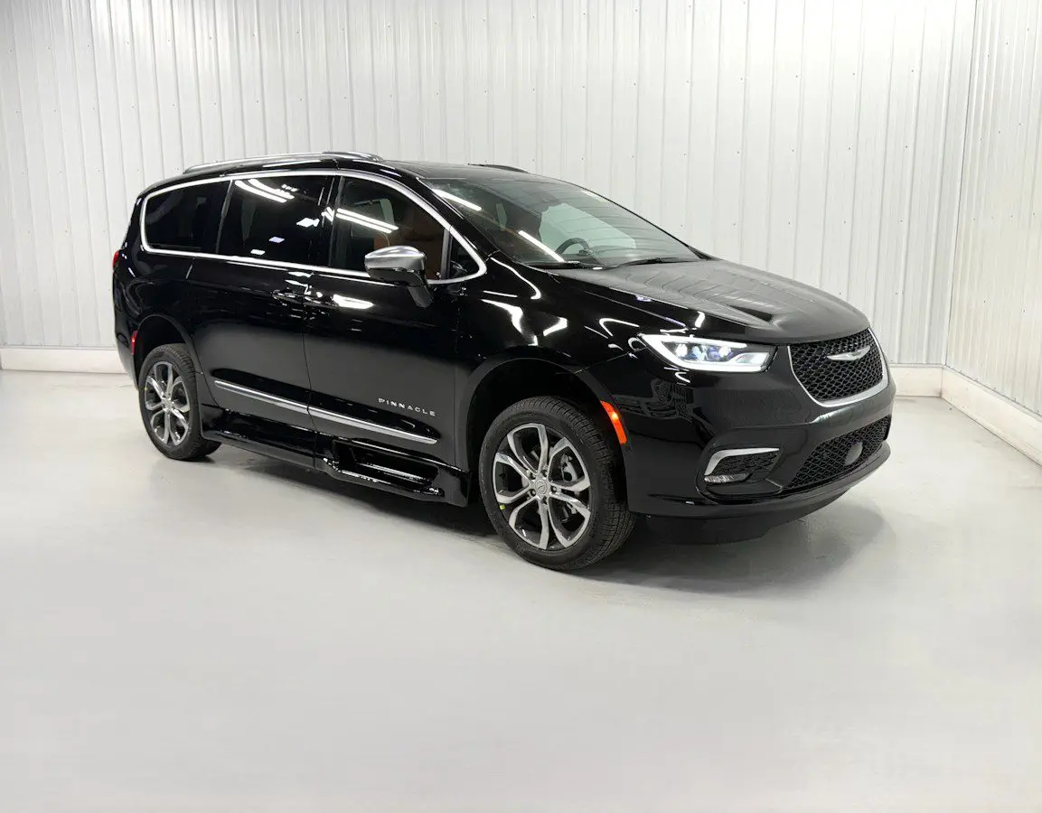 2026 Chrysler Pacifica Pinnacle photo 3