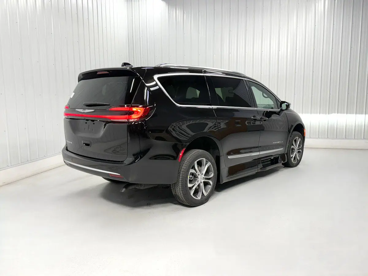 2026 Chrysler Pacifica Pinnacle photo 4