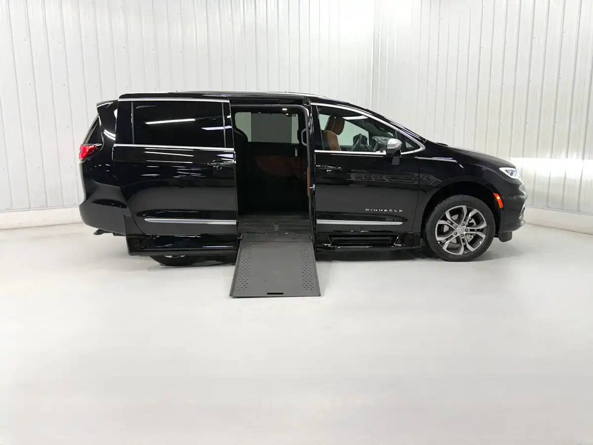 2026 Chrysler Pacifica Pinnacle's photo