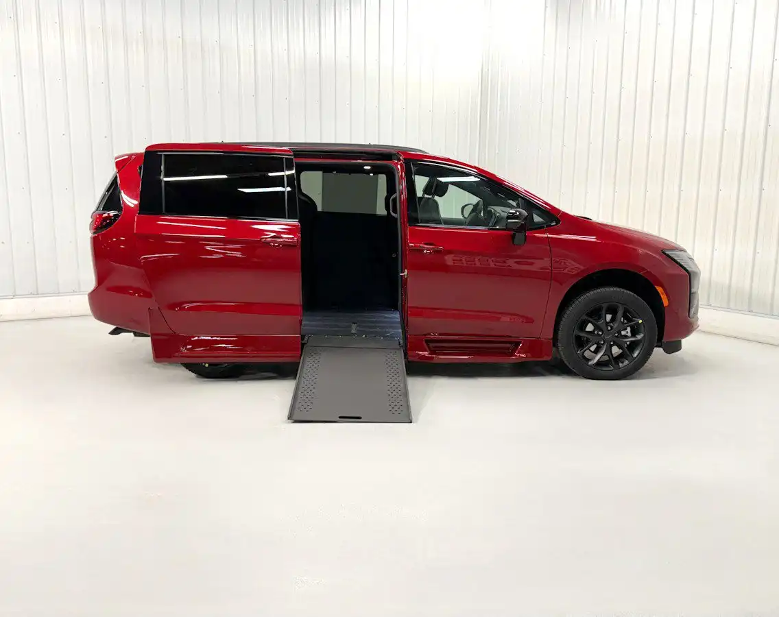 2027 Chrysler Pacifica Limited's photo