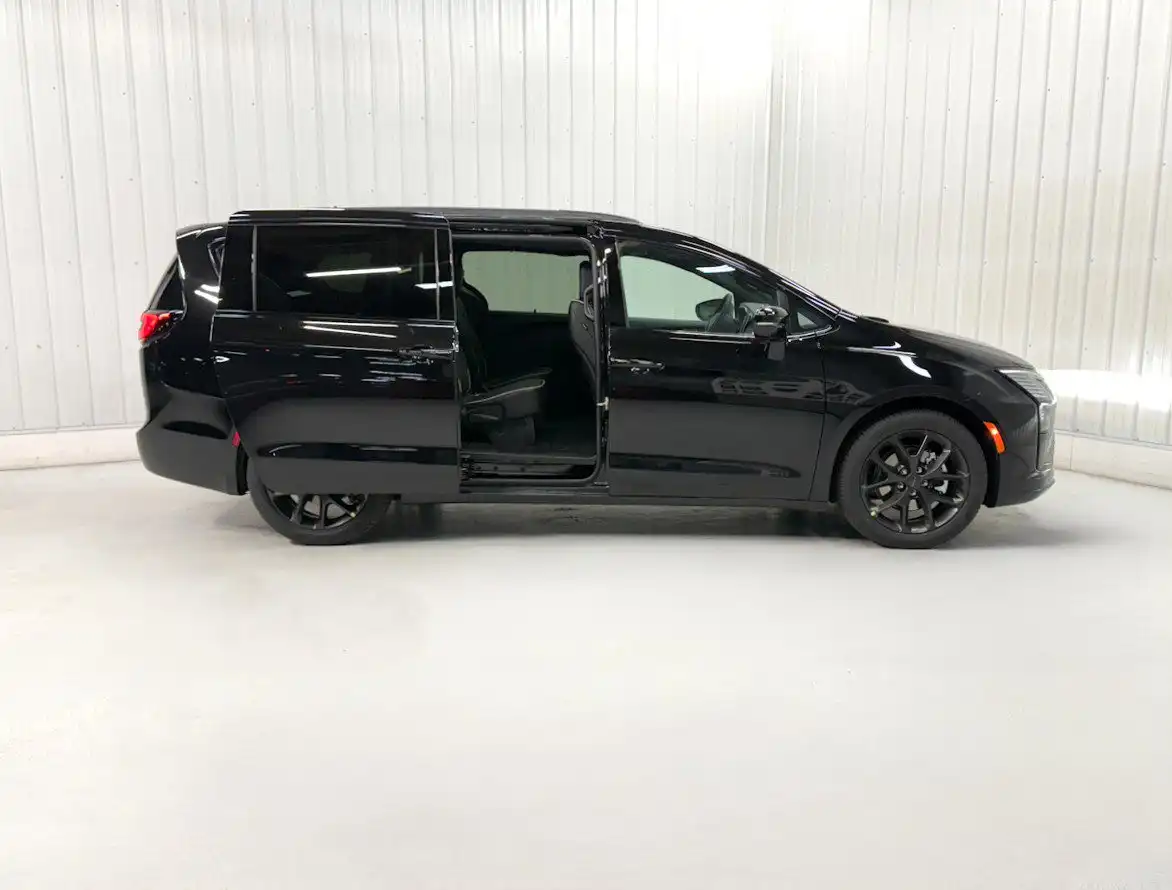 2027 Chrysler Pacifica Limited's photo