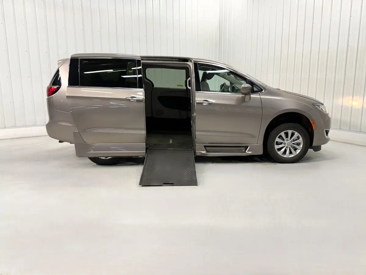2018 Chrysler Pacifica Touring Plus's photo