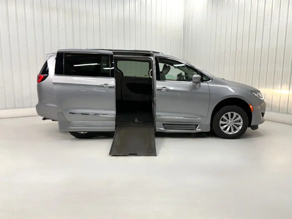 2018 Chrysler Pacifica Touring L's photo