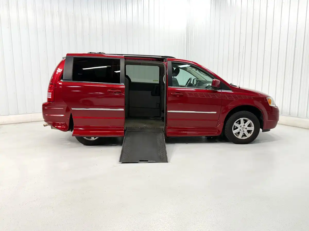 2009 Chrysler Town & Country Touring's photo