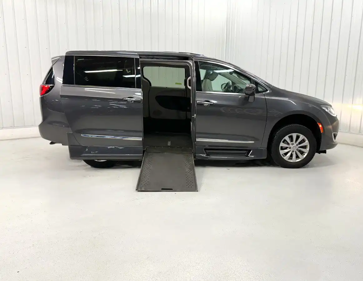 2019 Chrysler Pacifica Touring L's photo