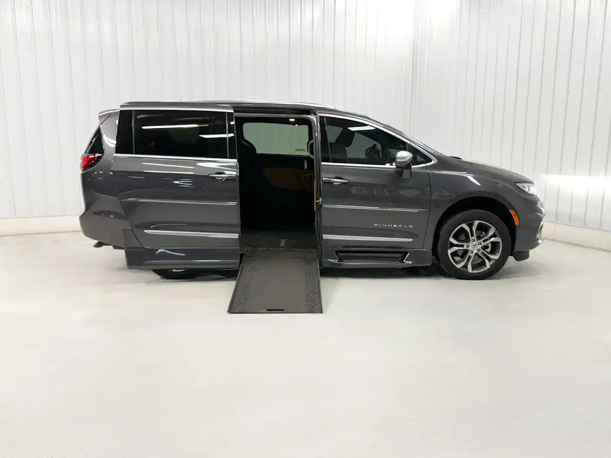 2022 Chrysler Pacifica Pinnacle's photo