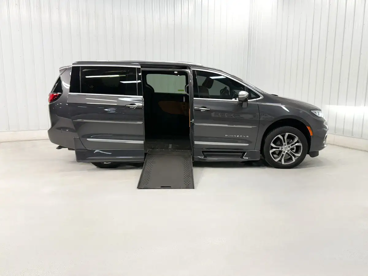 2022 Chrysler Pacifica Pinnacle's photo