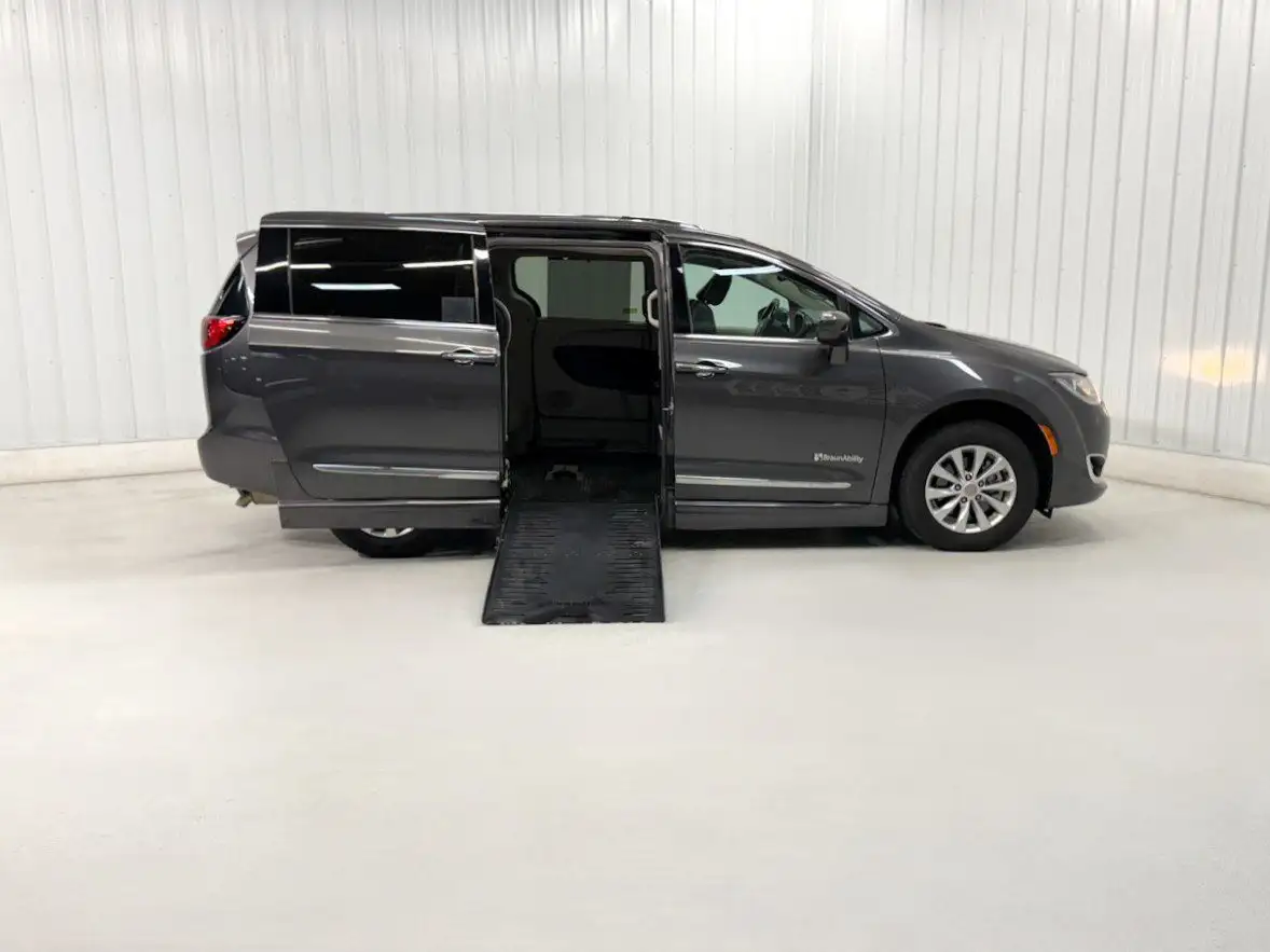 2019 Chrysler Pacifica Touring L's photo