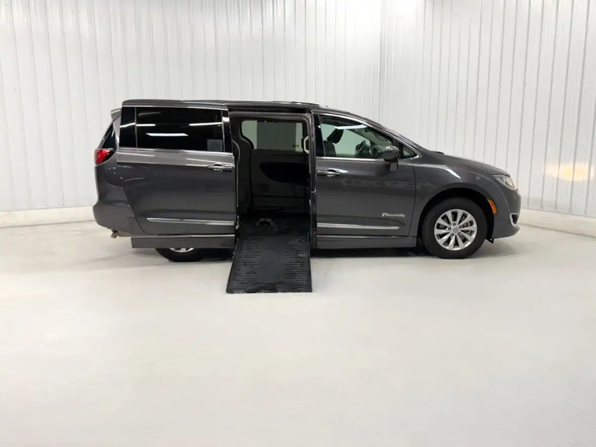 2019 Chrysler Pacifica Touring L's photo