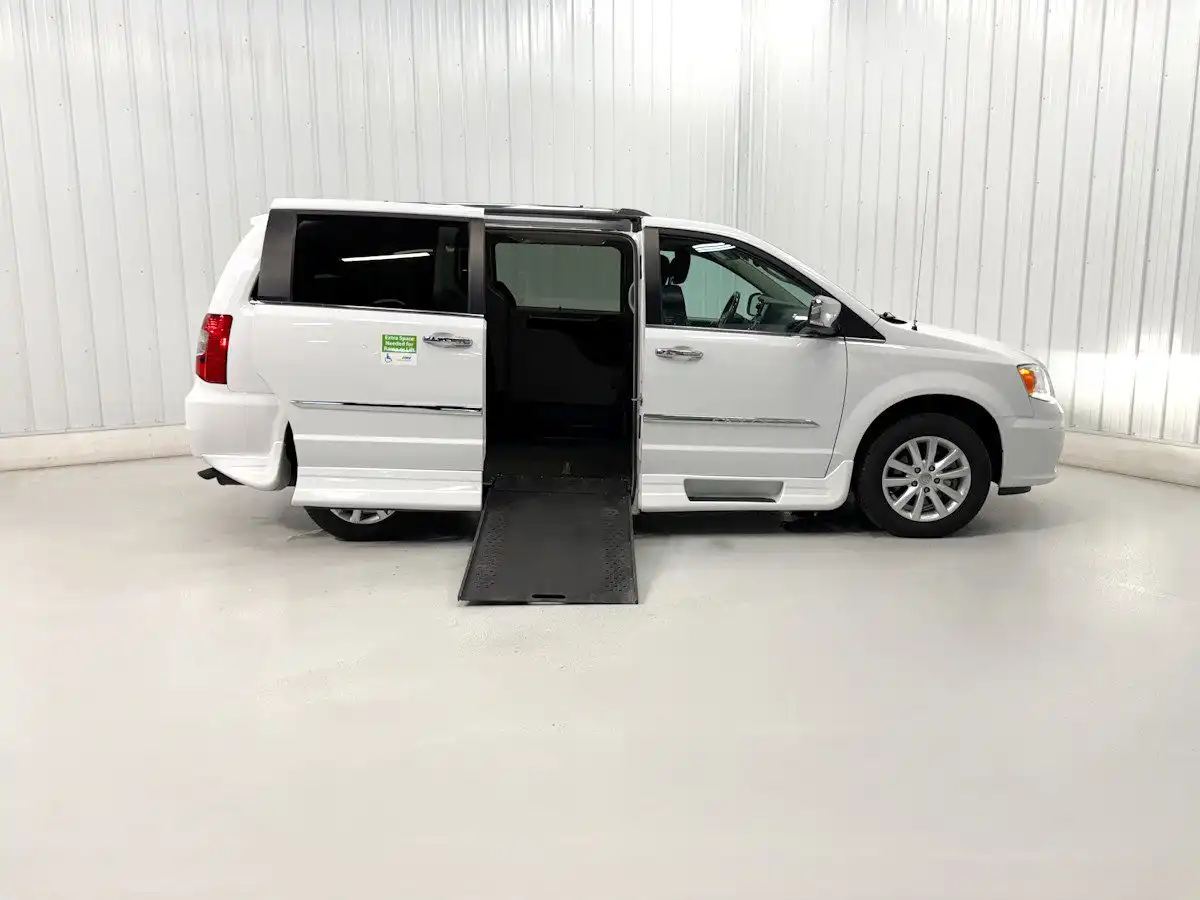 2015 Chrysler Town & Country Limited Platinum's photo