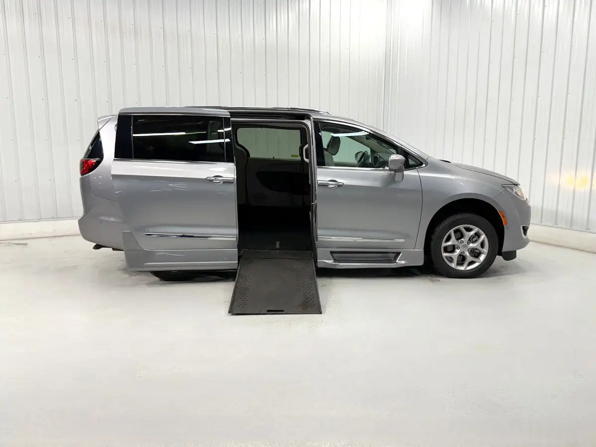 2019 Chrysler Pacifica Touring L Plus's photo