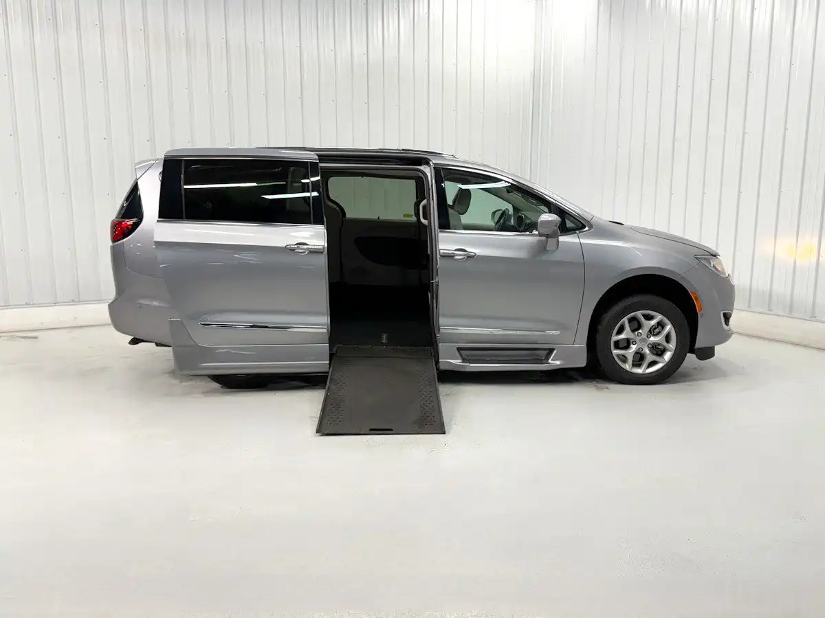 2019 Chrysler Pacifica Touring L Plus's photo