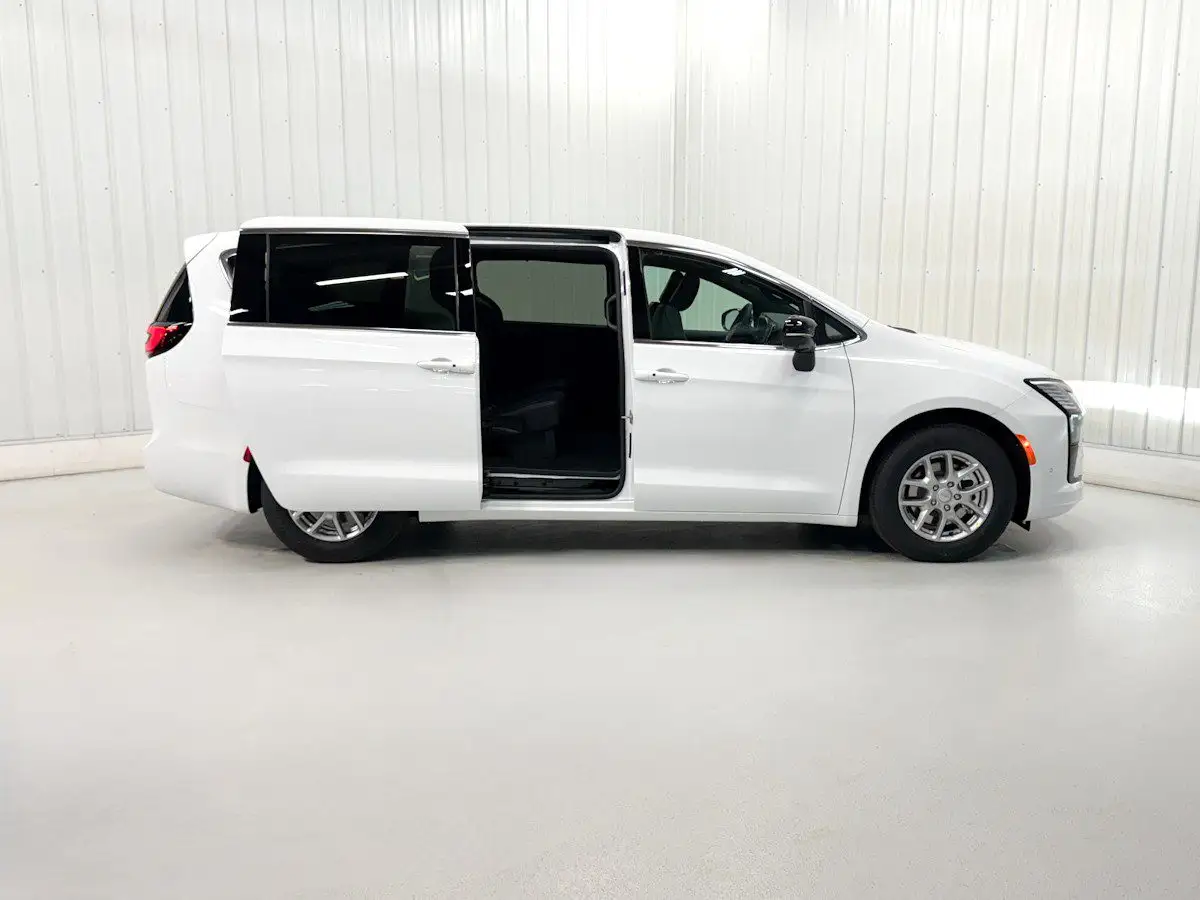 2027 Chrysler Pacifica Select photo 1