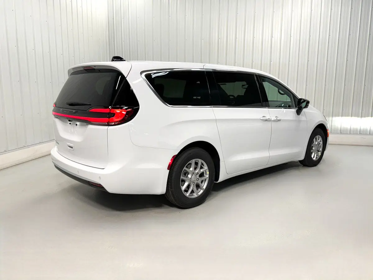 2027 Chrysler Pacifica Select photo 4