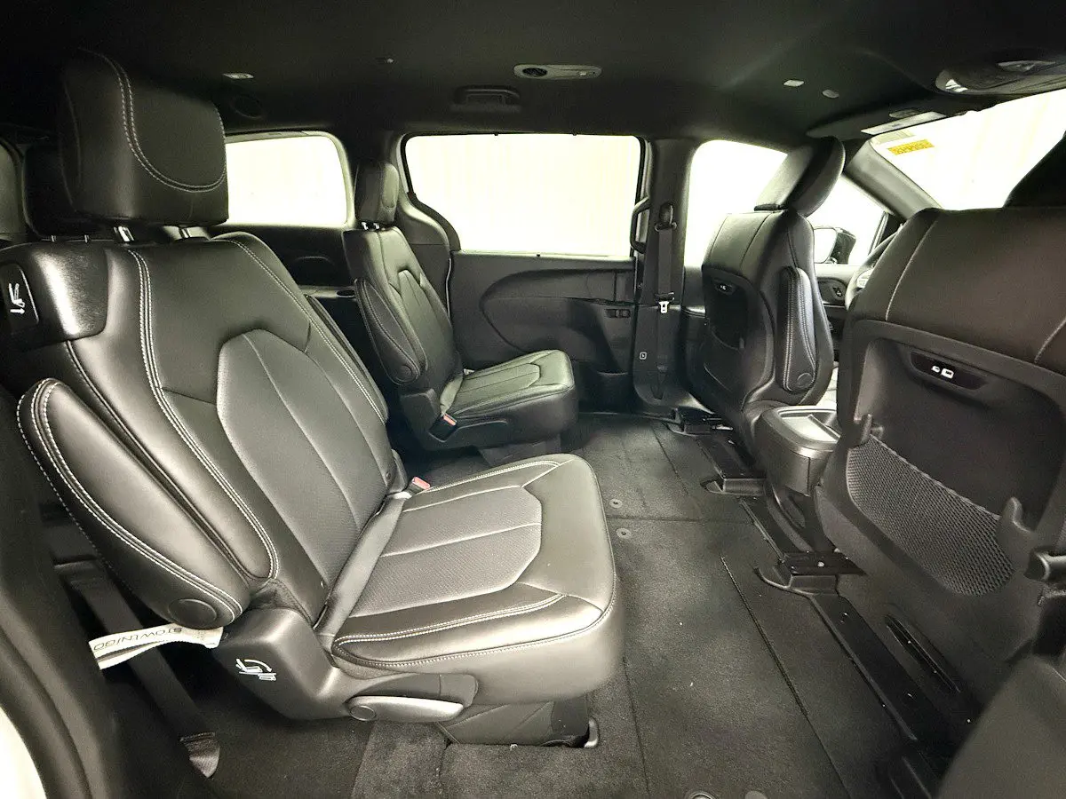2027 Chrysler Pacifica Select photo 5