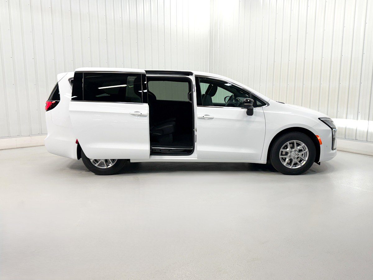 2027 Chrysler Pacifica Select photo 1