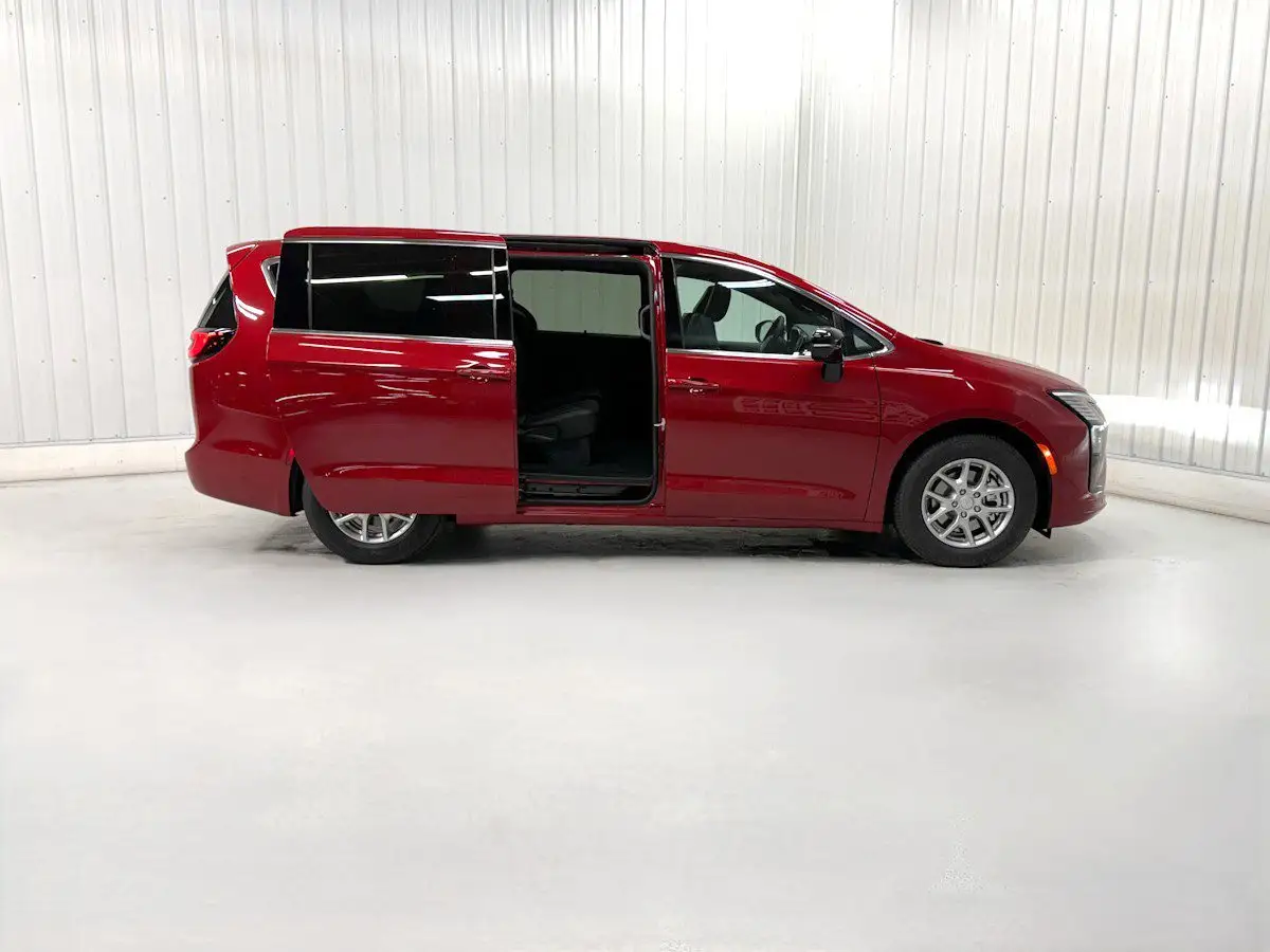 2027 Chrysler Pacifica Select photo 1