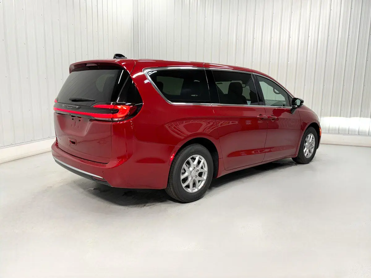 2027 Chrysler Pacifica Select photo 4