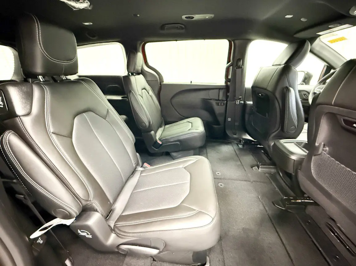 2027 Chrysler Pacifica Select photo 5
