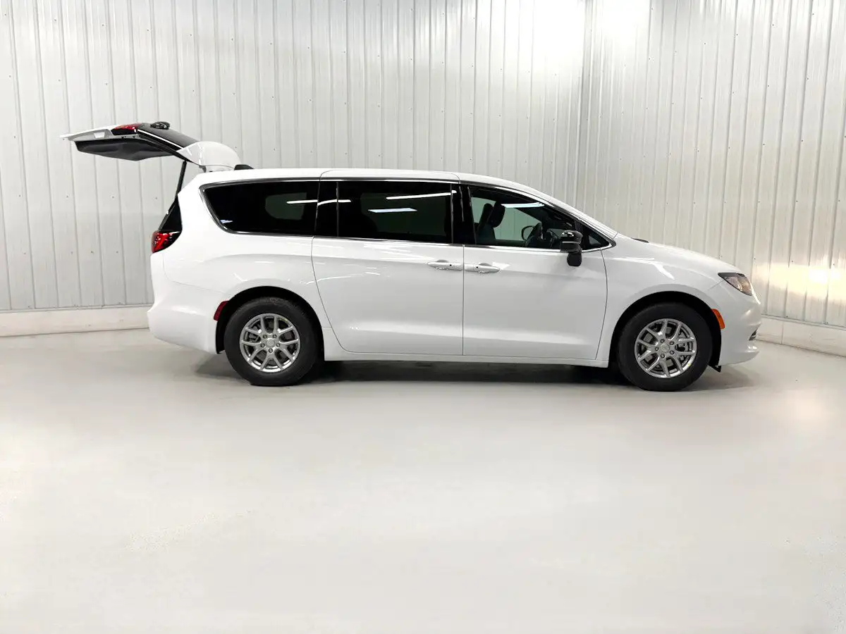 2027 Chrysler Voyager LX's photo