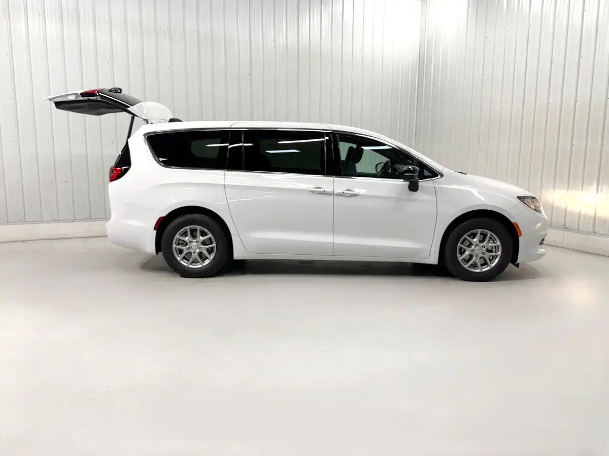 2027 Chrysler Voyager LX's photo