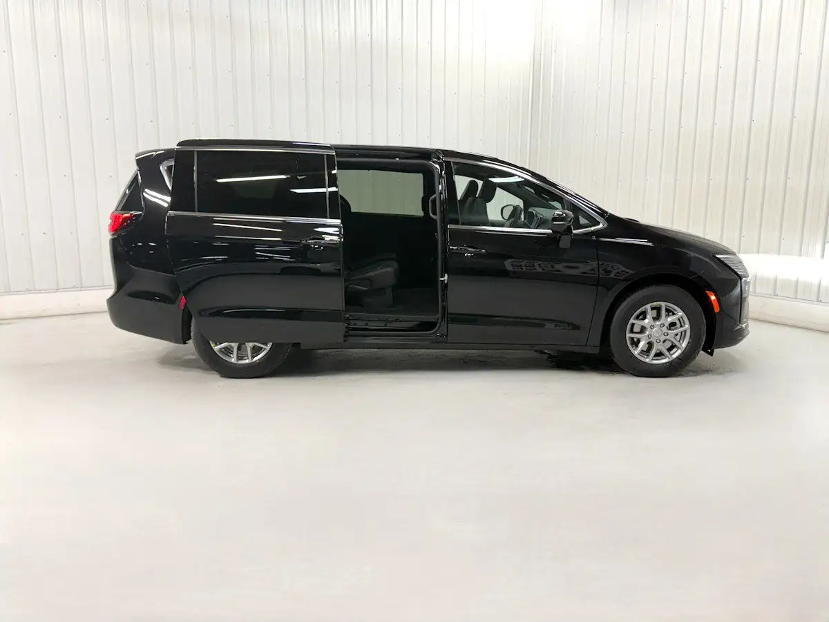 2027 Chrysler Pacifica Select photo 1