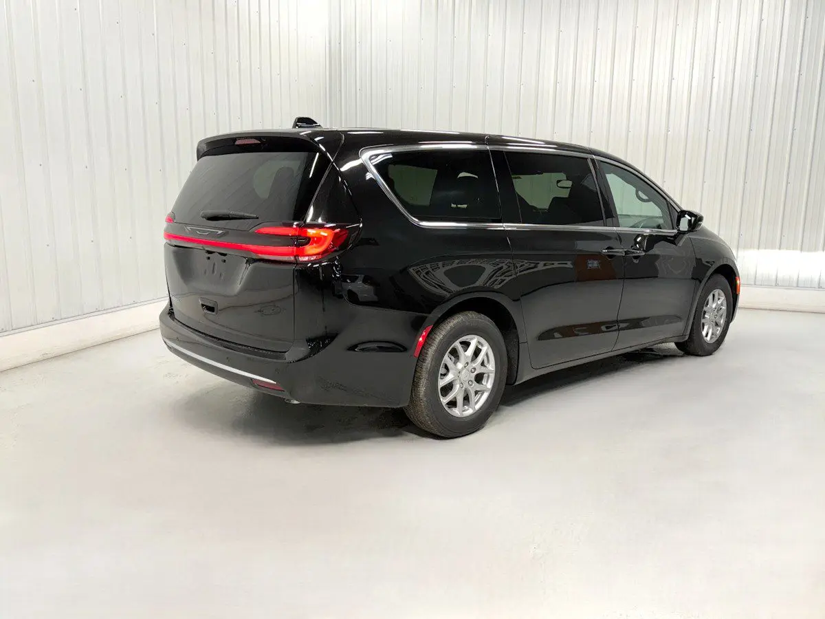 2027 Chrysler Pacifica Select photo 4