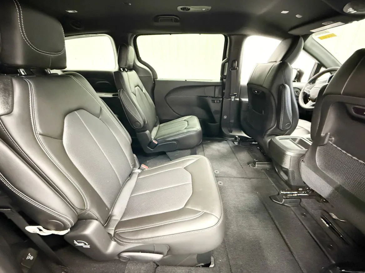 2027 Chrysler Pacifica Select photo 5