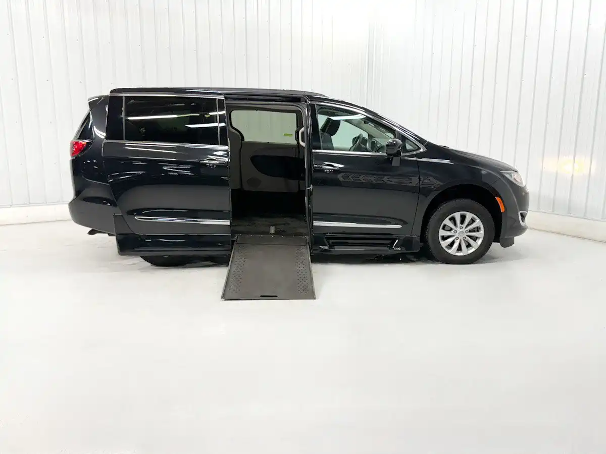 2017 Chrysler Pacifica Touring-L's photo