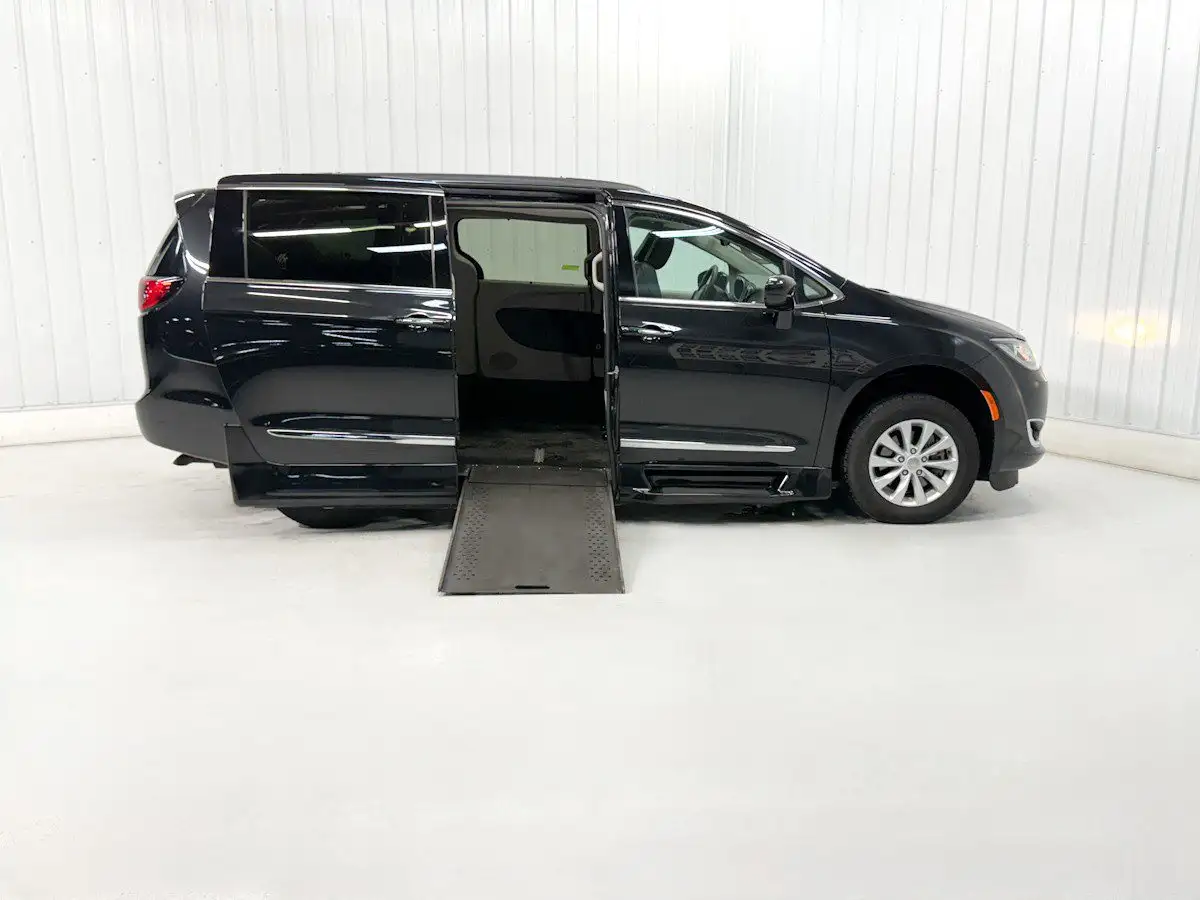 2017 Chrysler Pacifica Touring-L's photo
