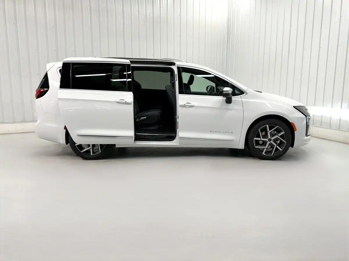 2027 Chrysler Pacifica Pinnacle's photo