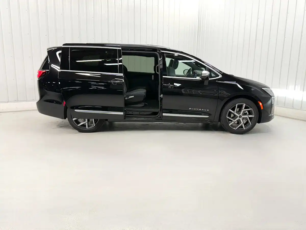 2027 Chrysler Pacifica Pinnacle's photo